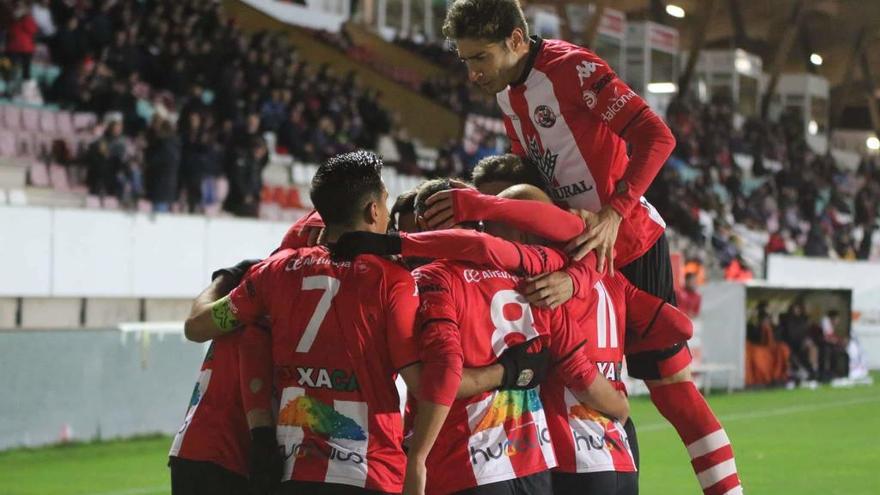 Celebración rojiblanca de uno de los goles.