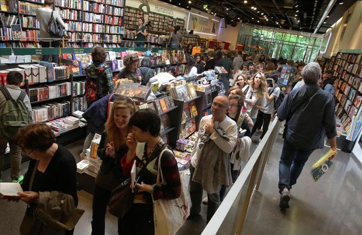 La Llar del Llibre, el dia de Sant Jordi. La Llar del Llibre, el dia de Sant Jordi.