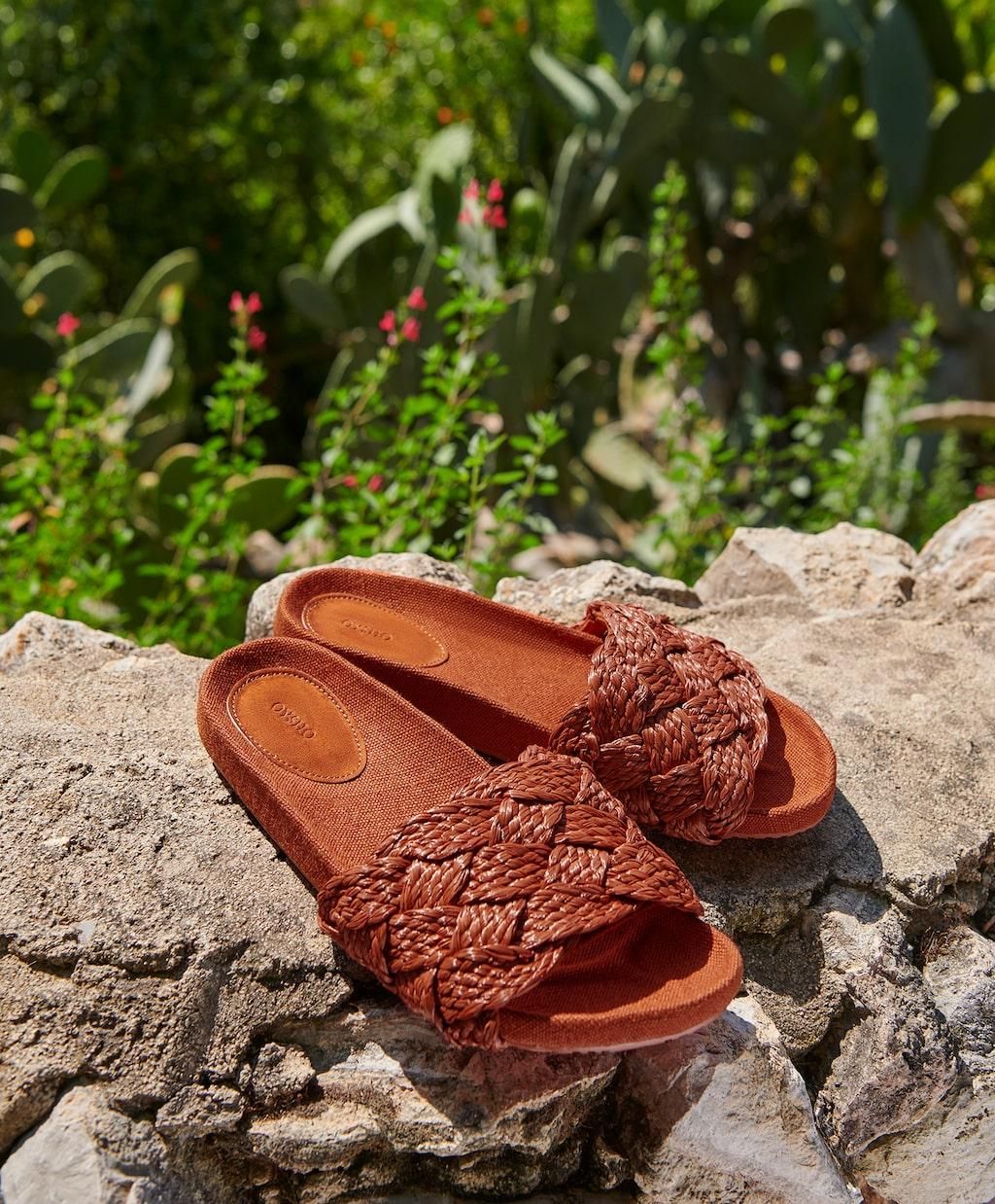 Sandalias planas trenzadas de Oysho