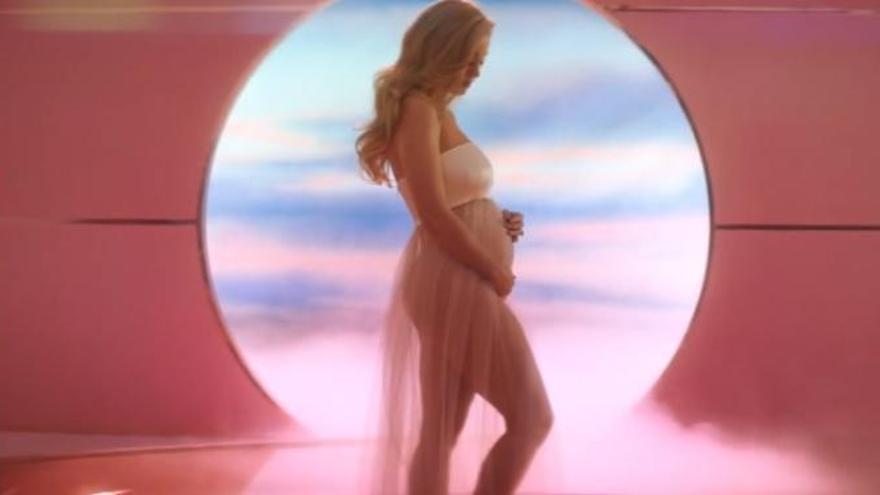 Katy Perry llueix panxeta d&#039;embarassada