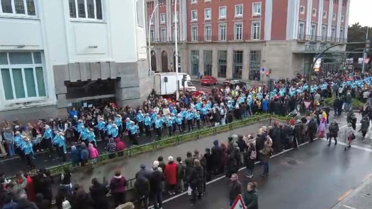 Música, baile y mucho color en el desfile de comparsas del Carnaval de A Coruña