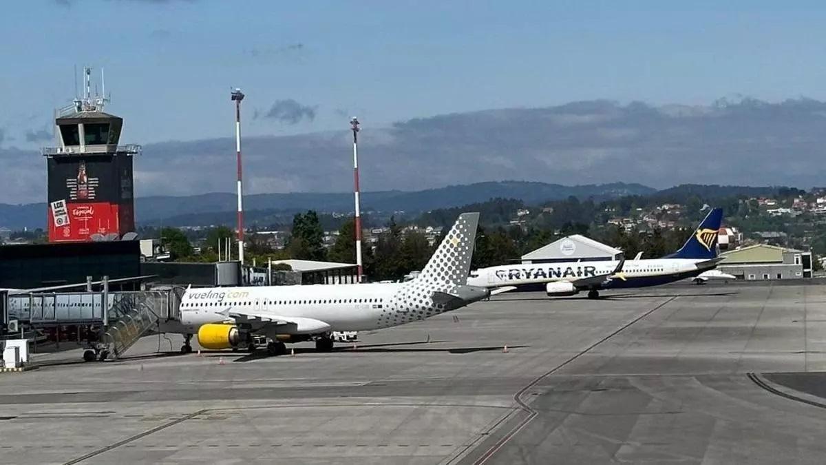 Un avión en el aeropuerto de A Coruña.