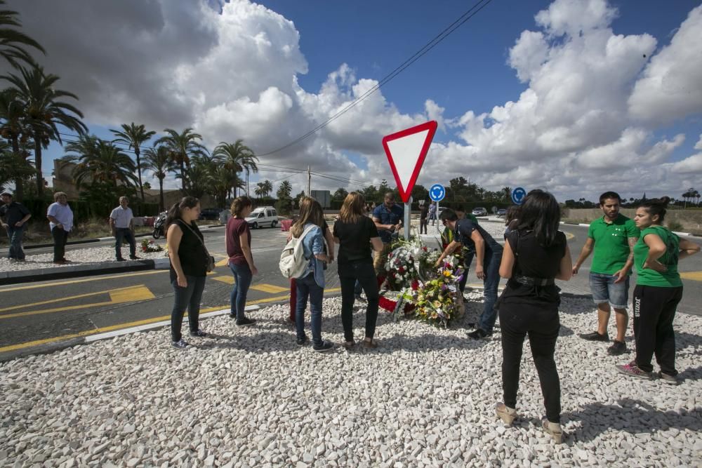 Una treintena de familiares y amigos homenajean al joven que sufrió un accidente mortal en la rotonda de la carretera de Santa Pola y piden más seguridad