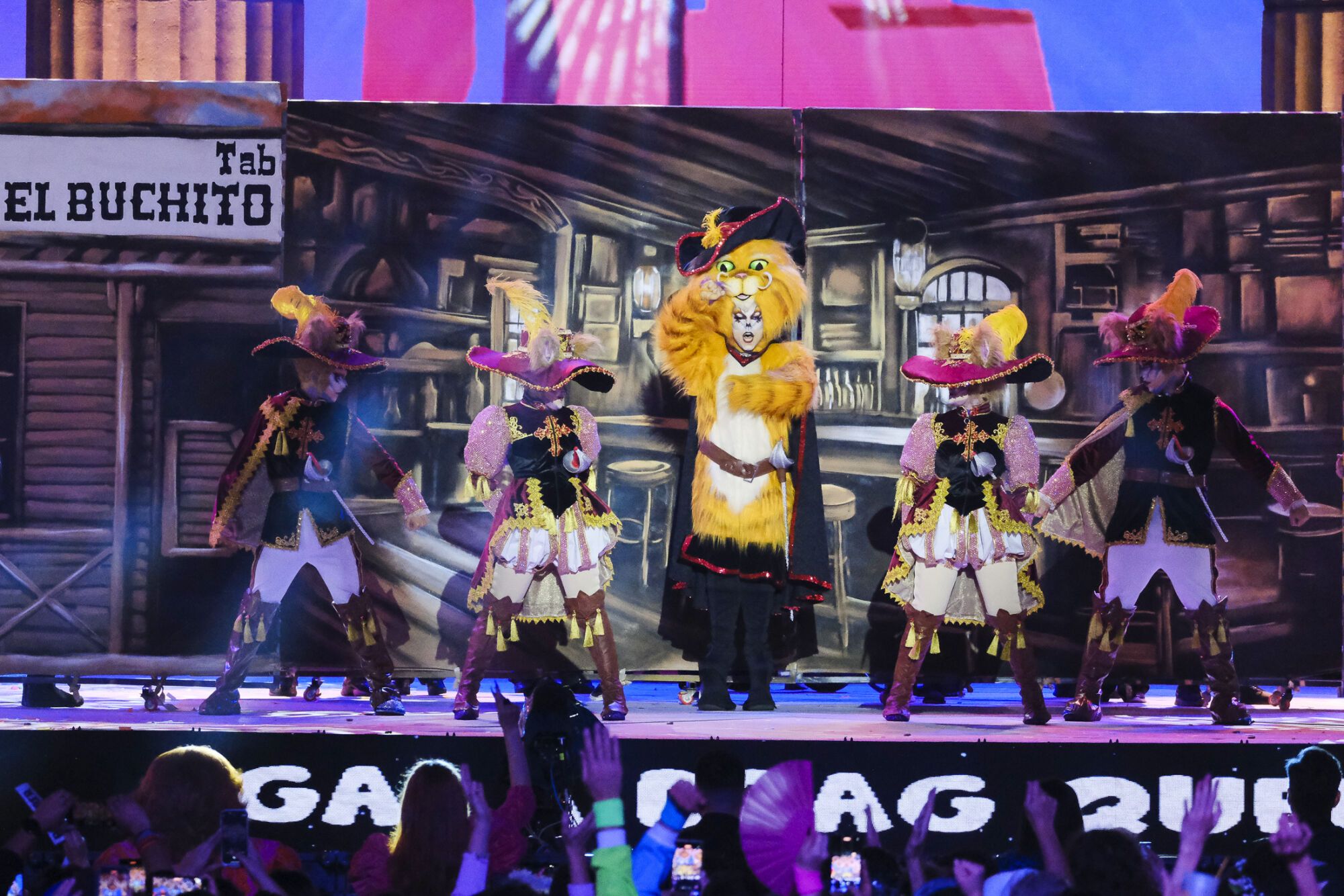 1. Drag Lemnos (Brian Alexander Martínez Fez) Con el patrocinio de S3FIT Las Rehoyas y un diseño de Nelson Rodríguez y Michael Rodríguez presenta el espectáculo Detrás de un mato siempre hay un gato miaumor.