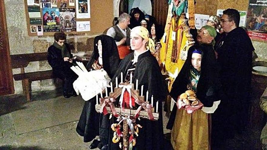 Los integrantes de La Parva avanzan con las ofrendas y el árbol leonñes en primer término