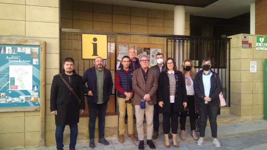 El director general de Transportes de la DGA, Gregorio Briz, en el centro, junto a representantes municipales.