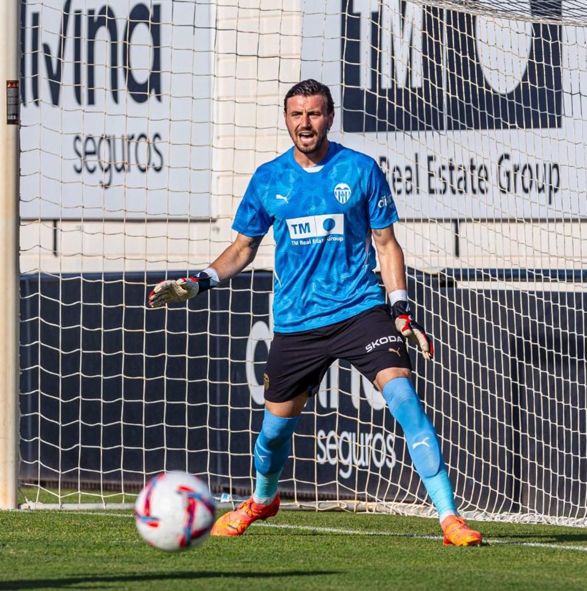 Stole Dimitrievski en un partido con el Valencia CF