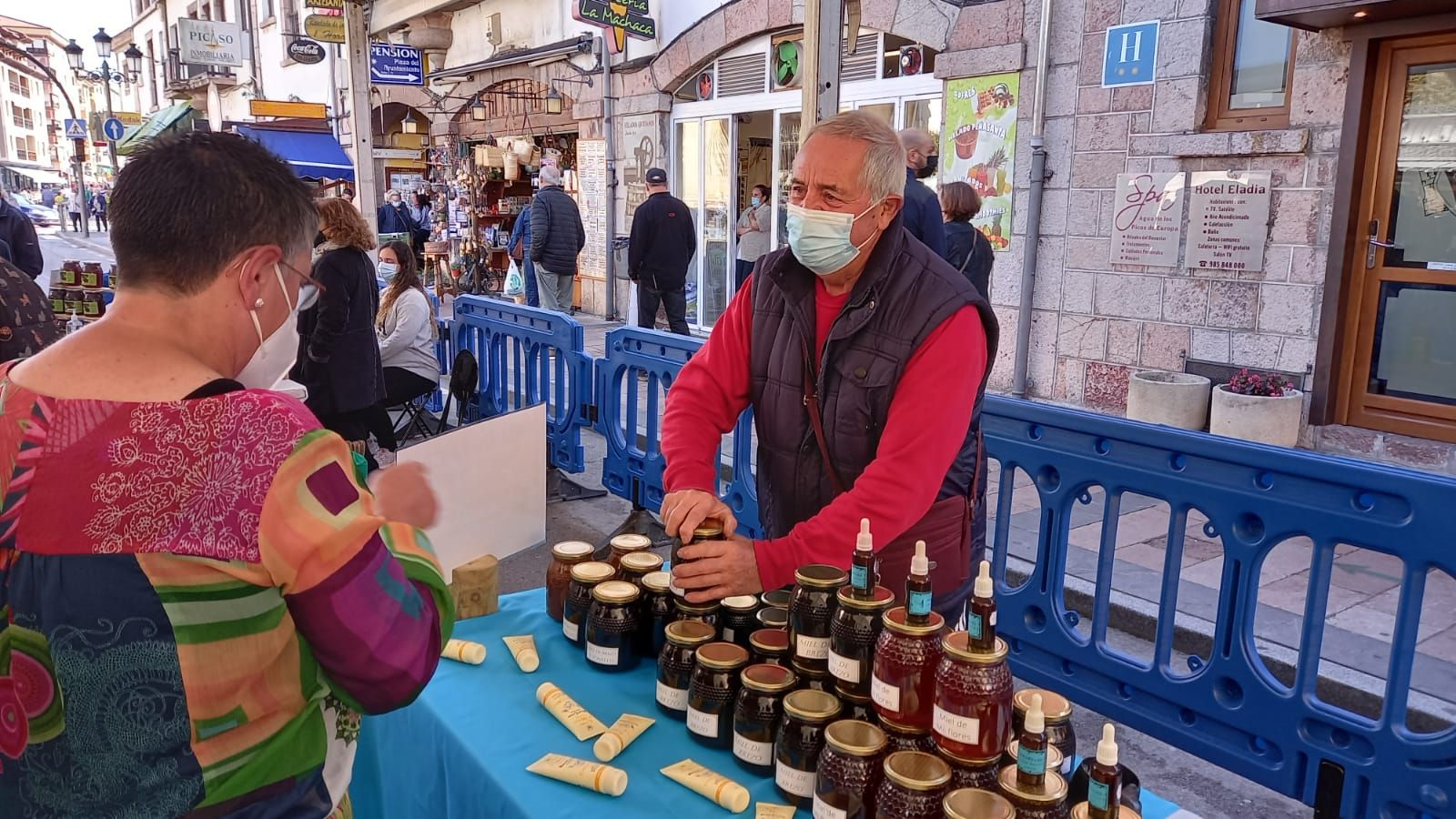 Cangas de Onís, a tope con el certamen quesero de los Picos de Europa y la Feria de la Miel