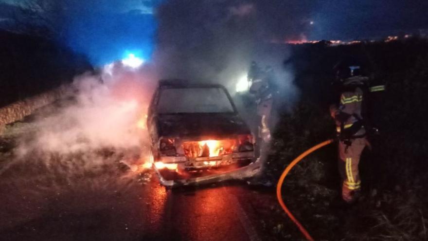 El fuego destruye un coche en el camí d’Atzaró | BOMBEROS