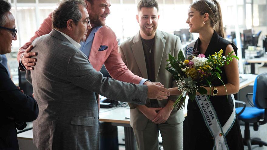 Lucía Hernández, candidata a Reina del Carnaval de Santa Cruz por Mc Donald&#039;s y EL DÍA, y el diseñador Alexis Santana visitan las instalaciones de ambas empresas