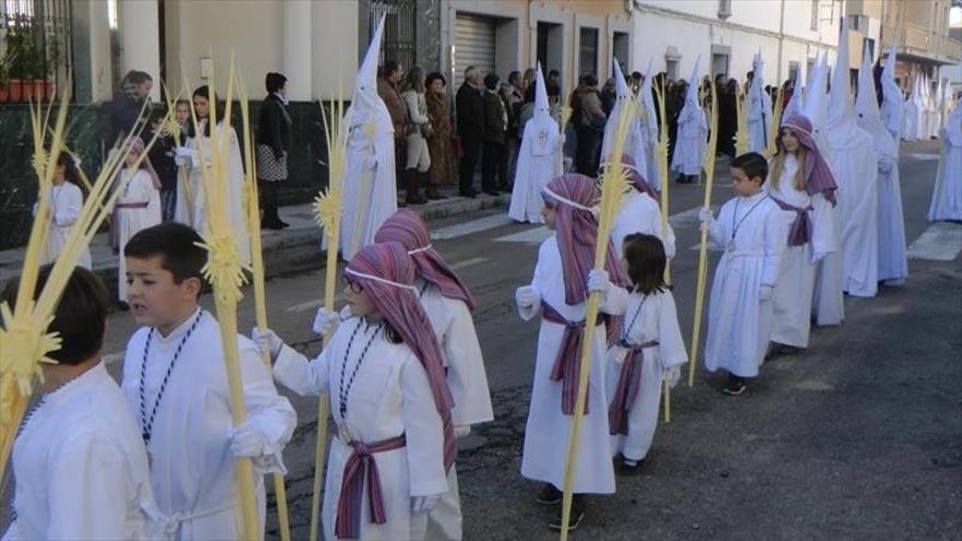 Niños vestidos de hebreos junto a Jesús y la Virgen del Consuelo