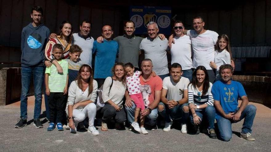 Foto de familia de la celebración del día del socio de la Peña Bolística El Berrón .