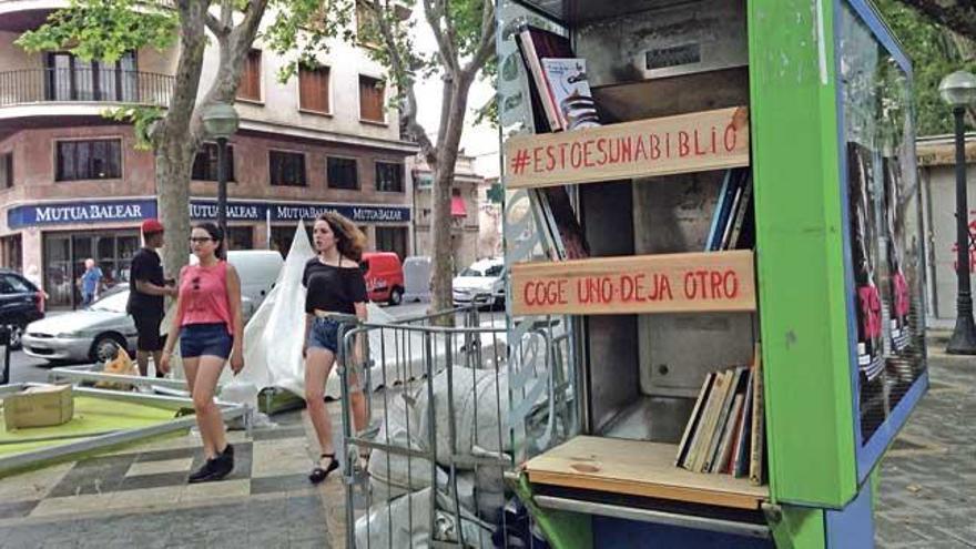 La cabina de la Rambla con la pequeña biblioteca, el pasado viernes.