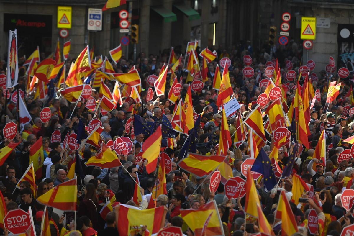 Concentració a la plaça Sant Jaume convocada pel PP contra la amnistia