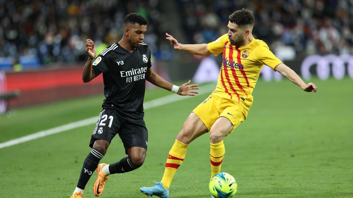 Rodrygo i Jordi Alba en el Real Madrid-FC Barcelona de la passada temporada