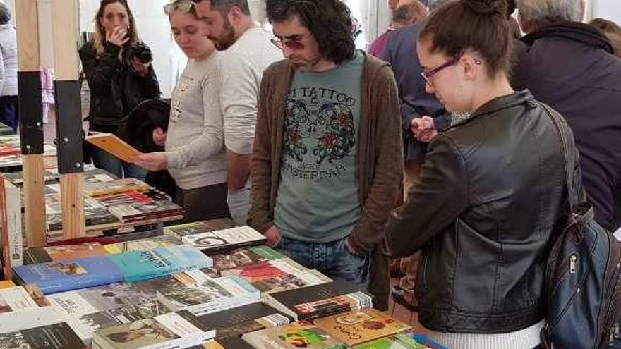 Asistentes, ayer, a la Feria del Libro de Luarca.