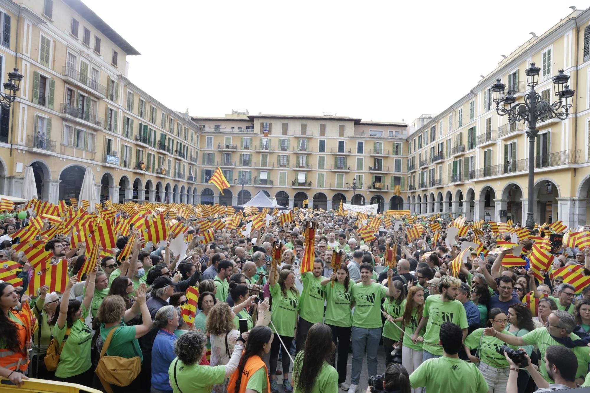 Masivo clamor por el catalán en una plaza Major desbordada de gente