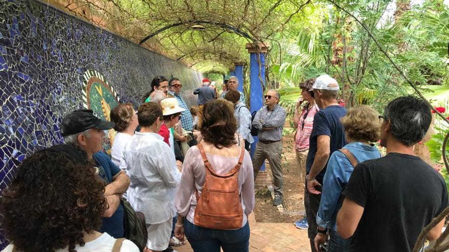 Una de las visitas guiadas en el jardín de Pedreguer.