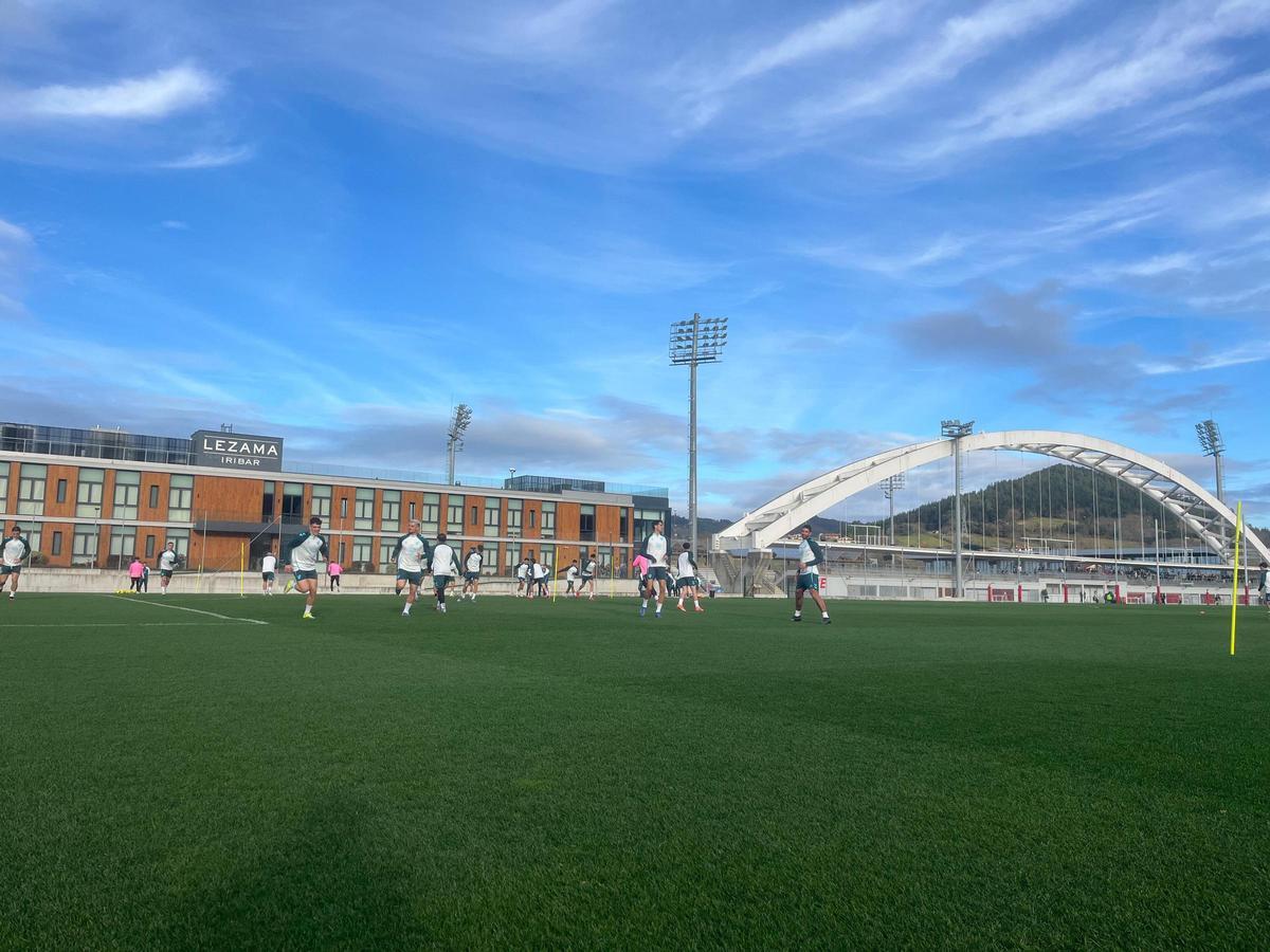 El Málaga CF se ejercitó ayer en Lezama.