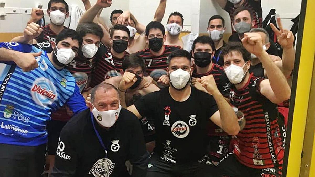 Los jugadores del Disiclín Lalín celebran la victoria lograda ayer en el País Vasco. |  // FDV