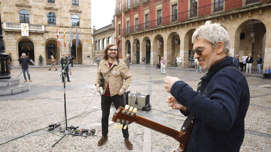 El concierto &quot;sorpresa&quot; de Ariel Rot y Doctor Explosion en la plaza Mayor de Gijón: &quot;¡Menuda pasada!&quot;