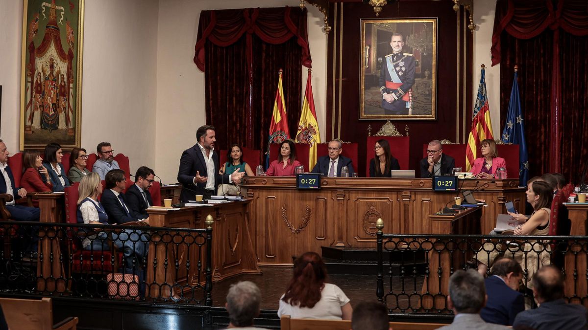 Ruz interviene, con Rodil a la derecha de la imagen, en el pleno de septiembre, donde fue protagonista la Agenda 2030.