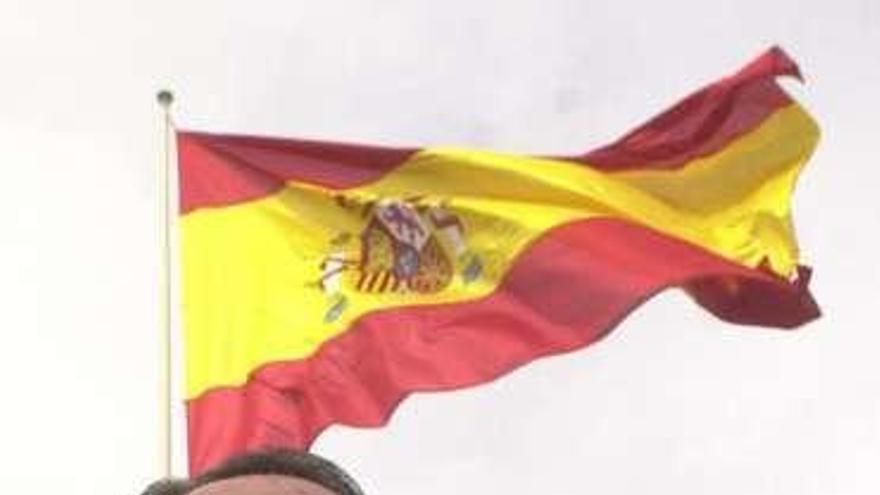 Vázquez, en el paseo, con la bandera española detrás.