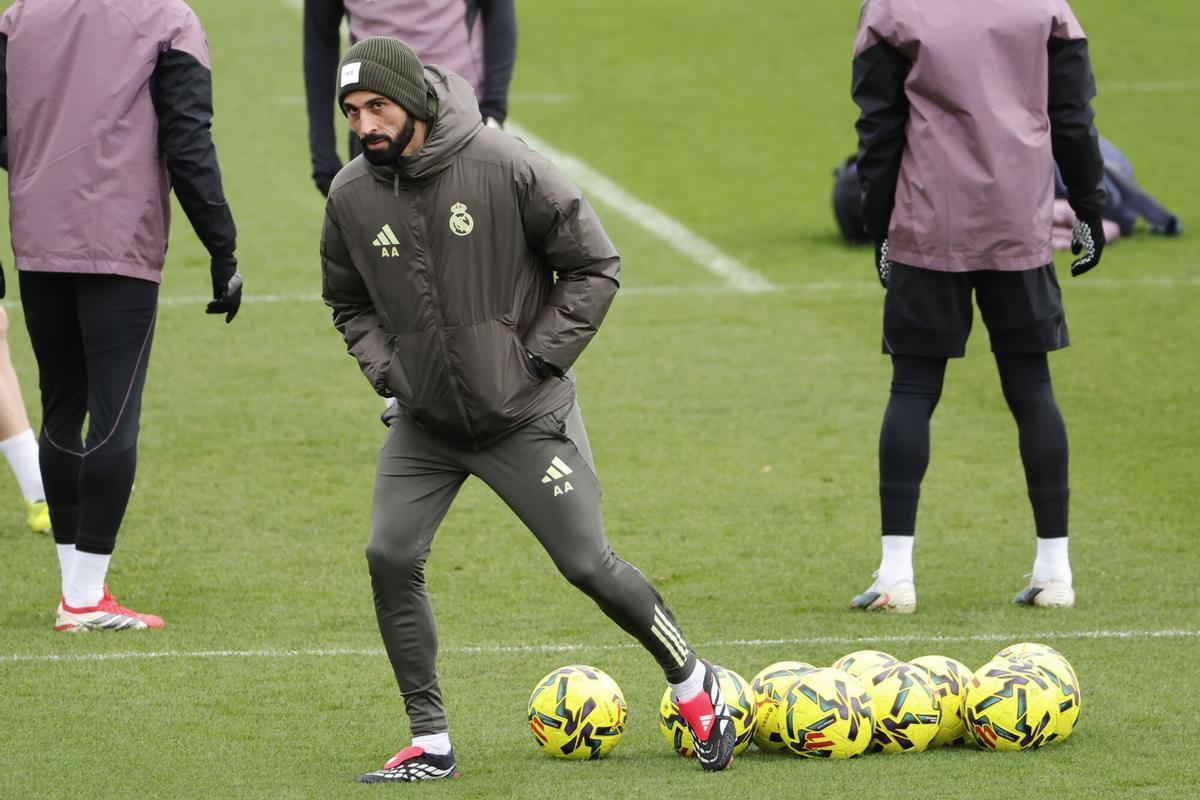 El entrenador del Real Madrid, Álvaro Arbeloa, durante el entrenamiento del equipo en la Ciudad Deportiva de Valdebebas, este viernes.
