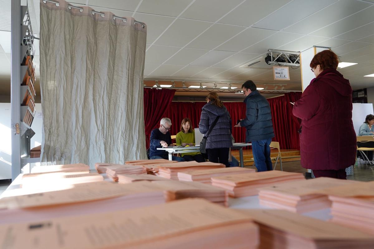 Los ciudadanos de Castilla y León están llamados a las urnas para elegir a sus representantes en el Parlamento autonómico, en una jornada electoral marcada por la incertidumbre.