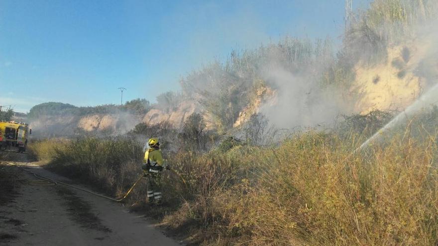 Efectivos de bomberos sofocan el fuego.