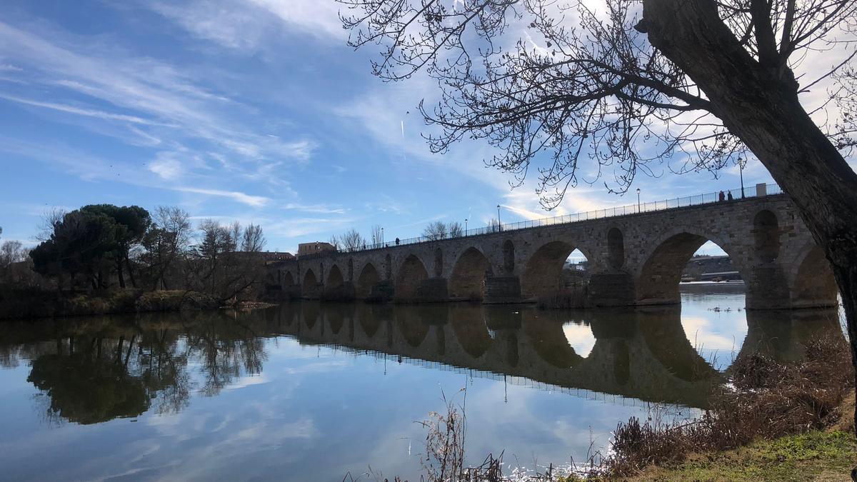 Tiempo en Zamora. En la imagen, cielos casi totalmente despejados junto al puente de piedra.