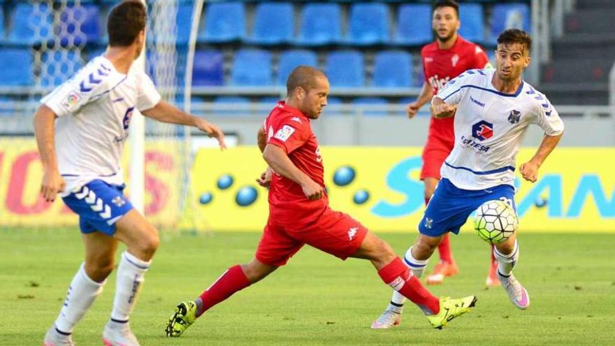 Sergio Álvarez intenta avanzar perseguido por un rival.