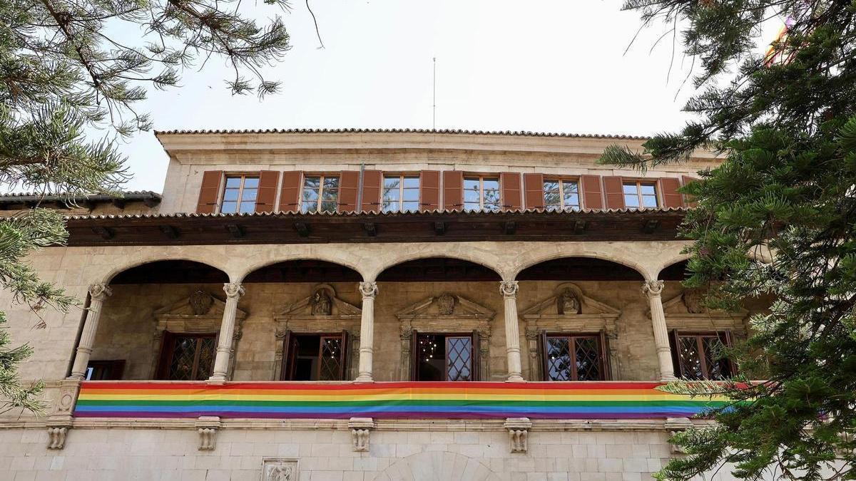 Archivo - Fachada del Consolat de Mar con la bandera del Orgullo LGTBIQ+, en una foto de archivo.