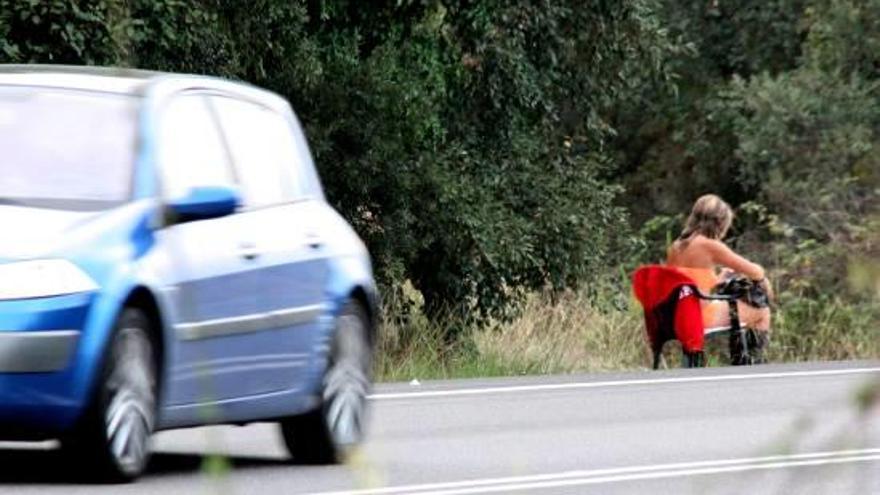 Una prostituta aturada a la carretera N-II a la demarcació de Girona, en una imatge d&#039;arxiu.