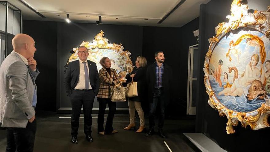 El president de la Diputació de Castelló, José Martí, durant la seua visita a l’exposició en València al costat de l’alcalde de l’Alcora, Samuel Falomir. | JAVIER VILAR