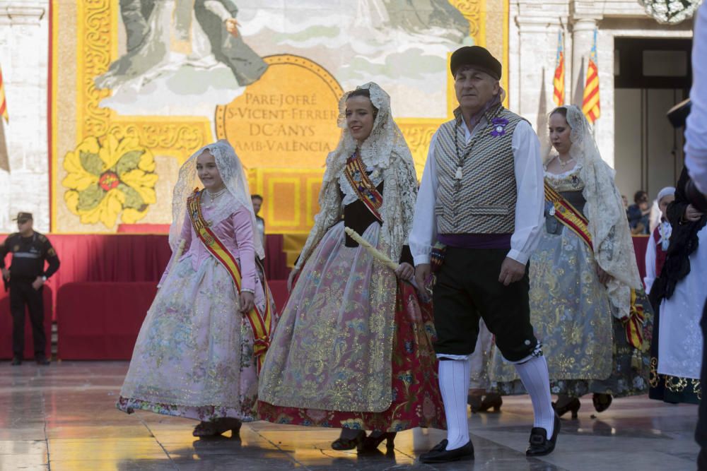 Desfile de las falleras mayores de las diferentes comisiones durante la procesión general de la Mare de Déu dels Desemparats.