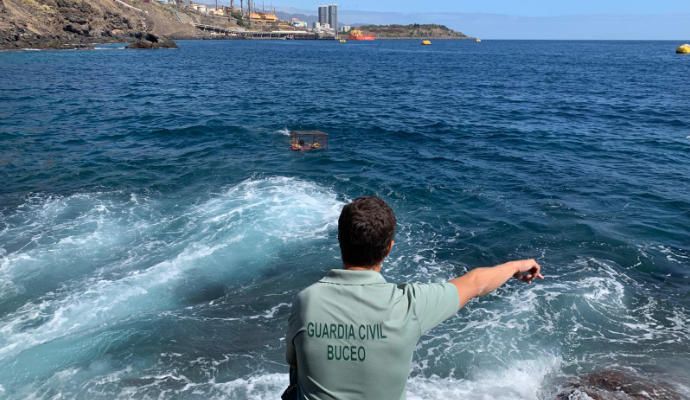 La Guardia Civil retira 20 nasas ilegales