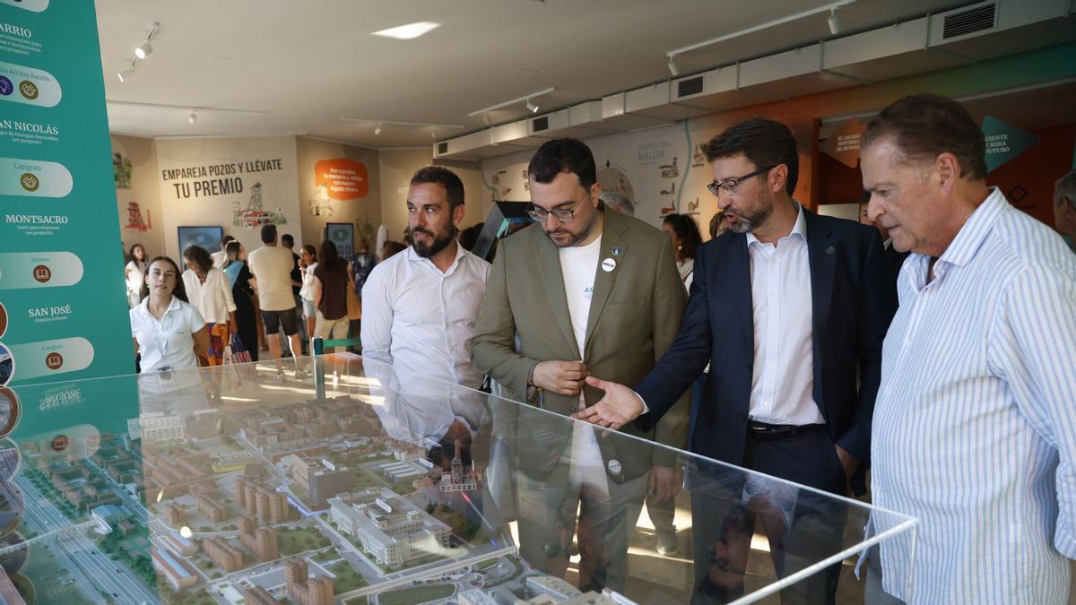 Del pedaleo a "montar" en globo y muchos saludos... la visita de Adrián Barbón a la Feria de Muestra: "La mejor Asturias necesita también que se exhiba"