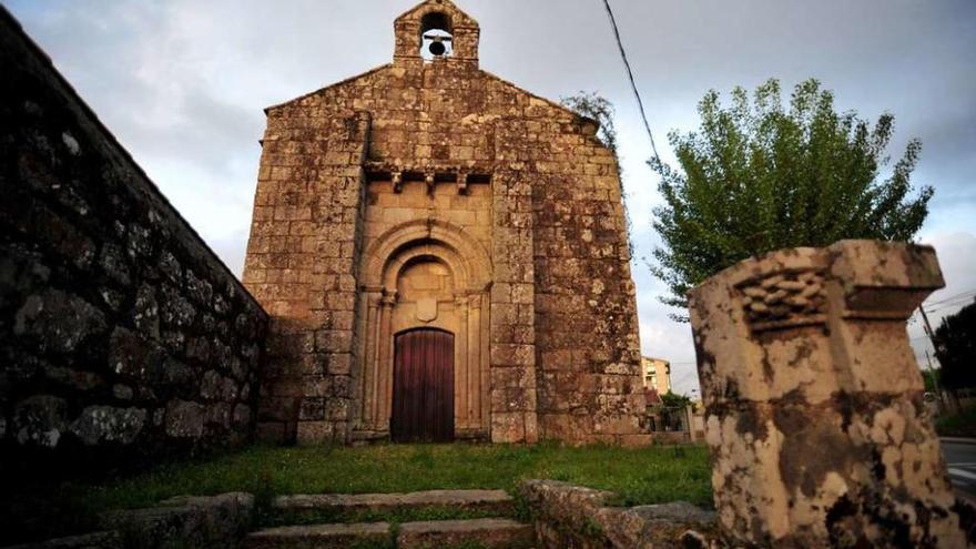 Fachada de la capilla de Mosteiro, en la que se aprecia la vegetación invadiendo tanto la piedra como la cubierta. // Iñaki Abella