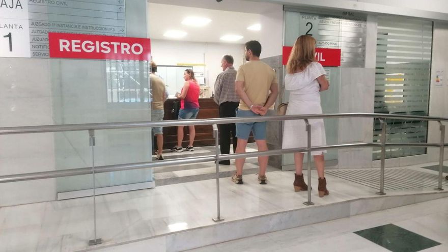 Ciudadanos en la Oficina del Registro Civil de Zamora.