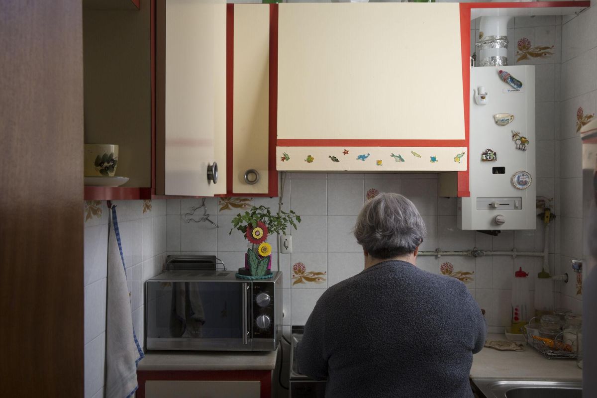 Dones grans que es confinen per «no morir» de calor: «Em tanco amb un ventilador, tres ampolles d’aigua... i les telenovel·les turques»