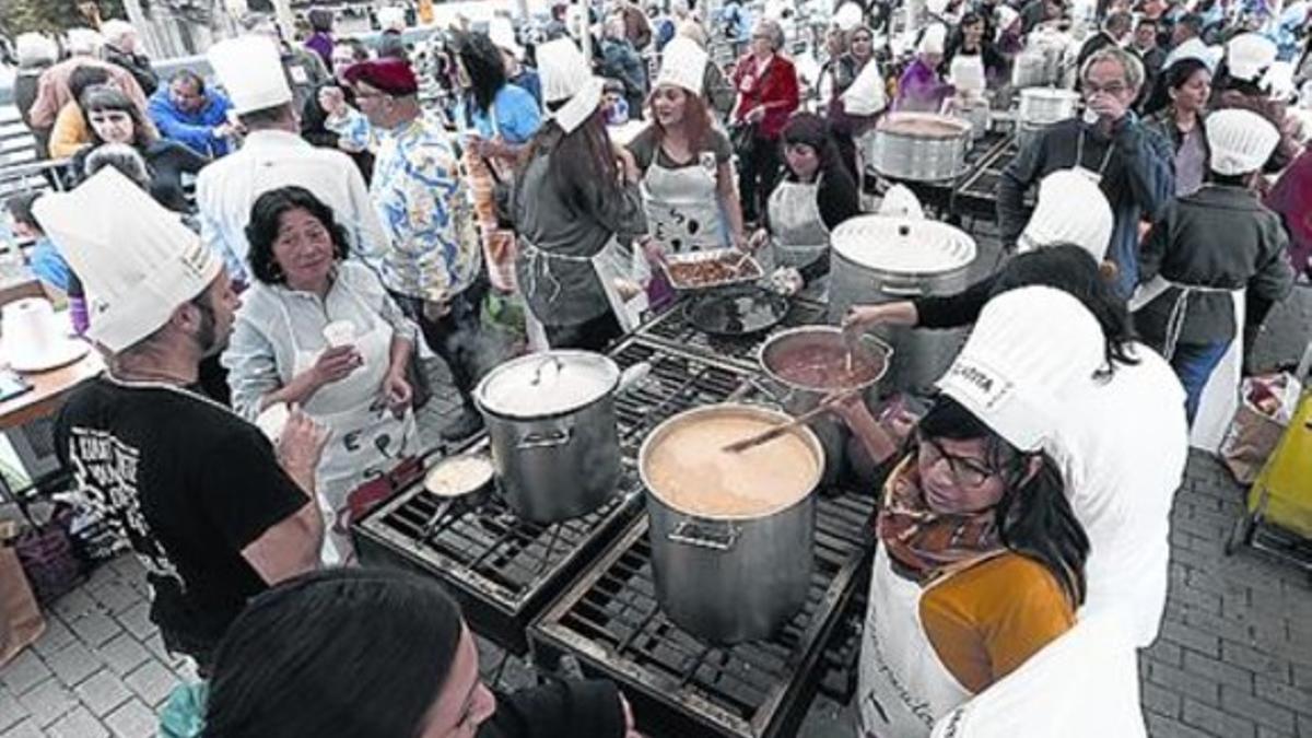 Una imagen del Festival Sopes del Món, en la Via Júlia, el domingo.