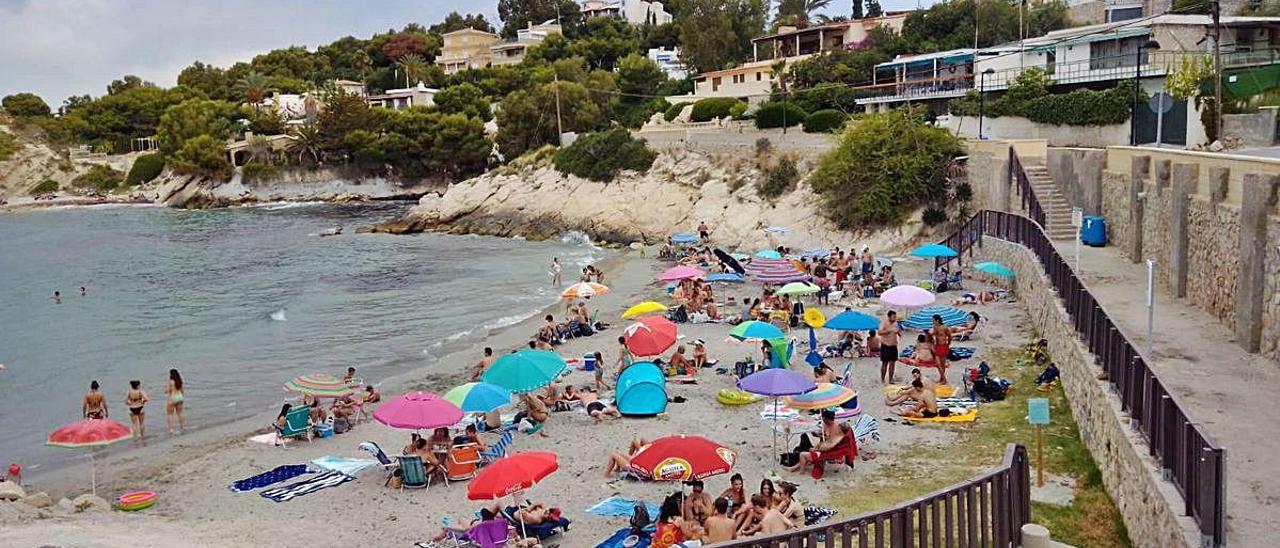 La Cala d&#039;Enmig de El Campello llena de bañistas haces unos días.