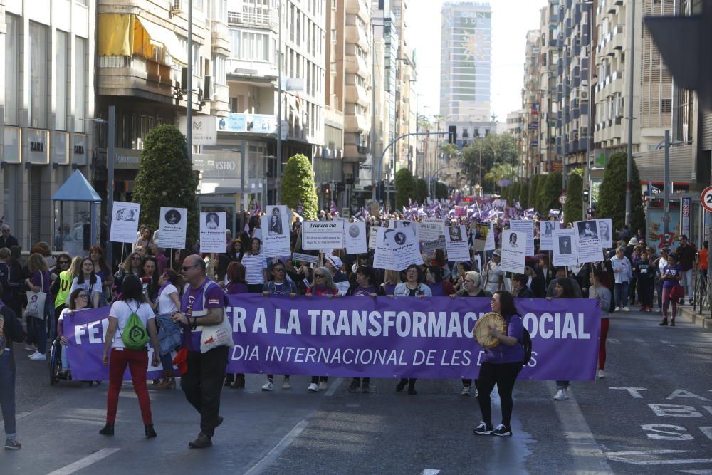 La afluencia es tal que no sólo cubre todo el recorrido de esta vía, sino que muchas personas esperan poder salir desde la Avenida de Federico Soto.