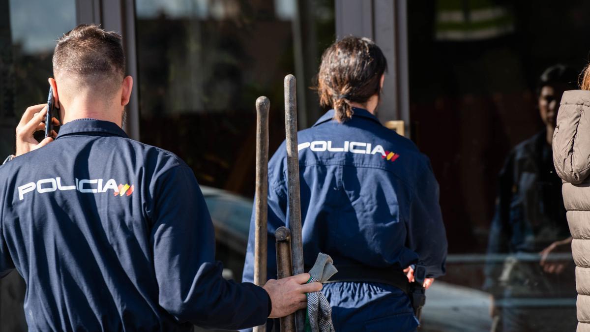 Dos agentes de la Policía Nacional.