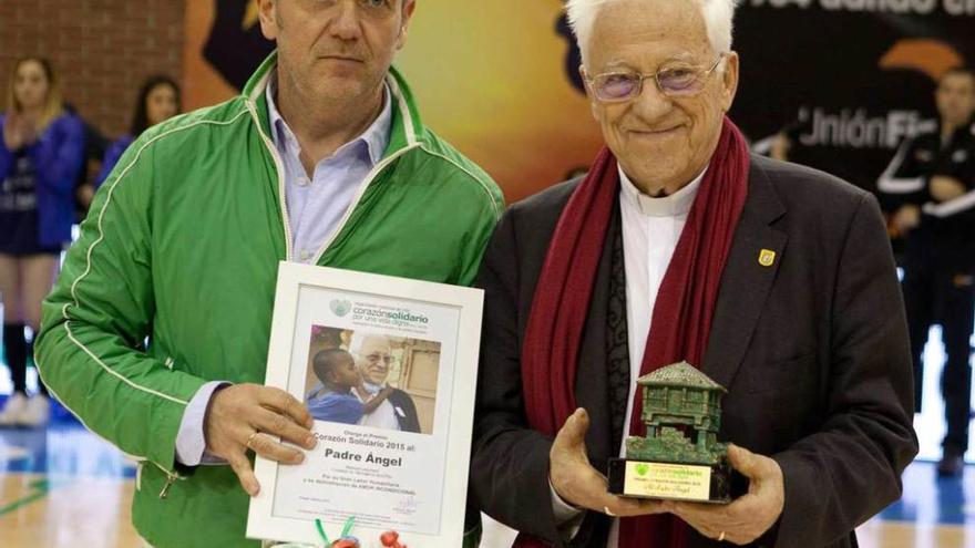 Emilio García entrega el premio al padre Ángel García.