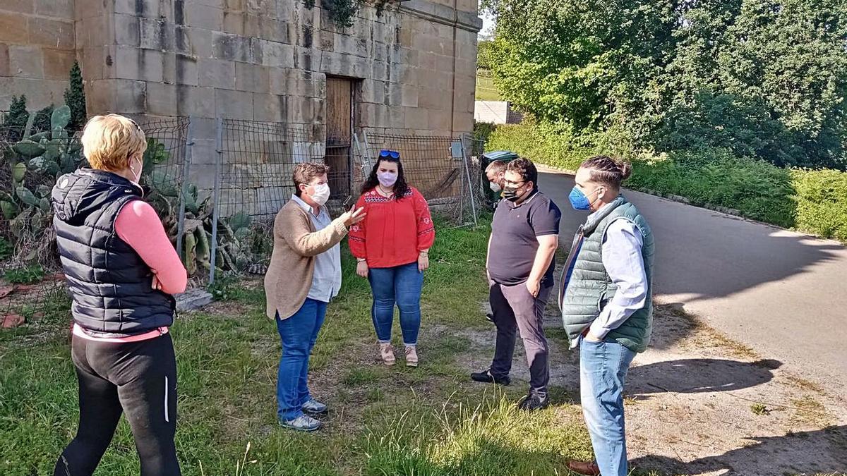 Varios vecinos, junto a los ediles del PP Hugo Nava y Javier Mateus (a la derecha), en el palacio de Celles. | A. I.