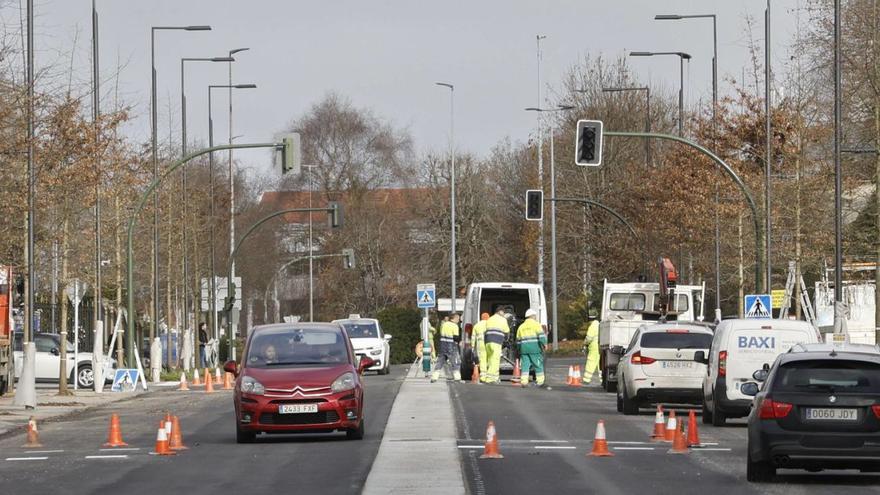 Rodríguez de Viguri abrirá sus cuatro carriles de circulación la próxima semana. Ayer se llevaron a cabo trabajos de pintado en la calzada / J. PRIETO