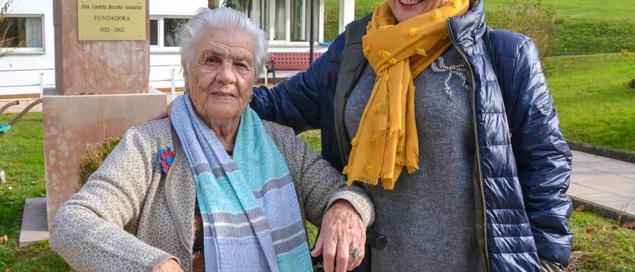 Olvido Espinas, a la derecha, junto a su madre, en Cangas de Onís.