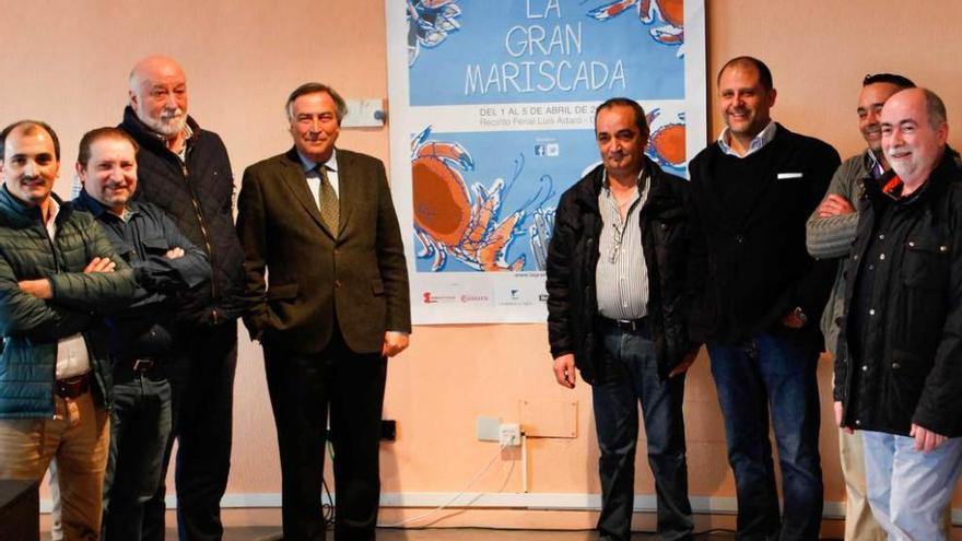 Los organizadores y hosteleros de &quot;La Gran Mariscada&quot;, ayer, en la Sala Mirador del recinto ferial.